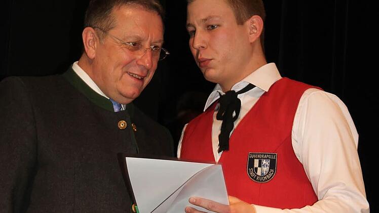 René Schmidt hält der städtischen Jugendkapelle seit 15 Jahren die Treue. Oberbürgermeister Henry Schramm ehrte den Ausnahmemusiker beim Jahreskonzert . Foto: Sonny Adam