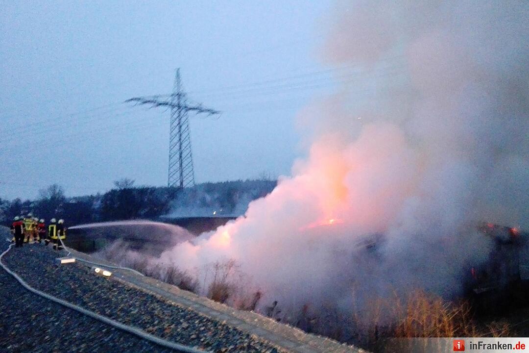 Lagerhalle bei Fürth brennt