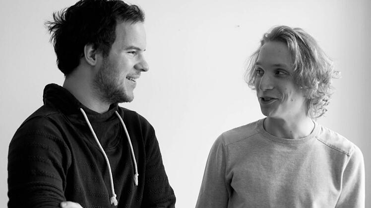 F&uuml;r ihr St&uuml;ck "Das Volksfest" arbeiten die Autoren Valentin Fruntke (links) und Volkmar G&uuml;nther (rechts) mit ihrem sechsk&ouml;pfigen Ensemble erstmals unter dem Namen "Caramellintravenoes" zusammen.Foto: privat