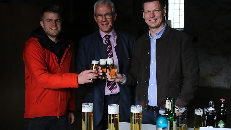 Die erste - provisorische - Bar wurde schon einmal aufgebaut in der Güterhalle: Bürgermeister Günther Werner (Mitte) stieß mit Leonid Rosa und Ramon Hümmer (rechts) auf die künftige Nutzung des Gebäudes an.