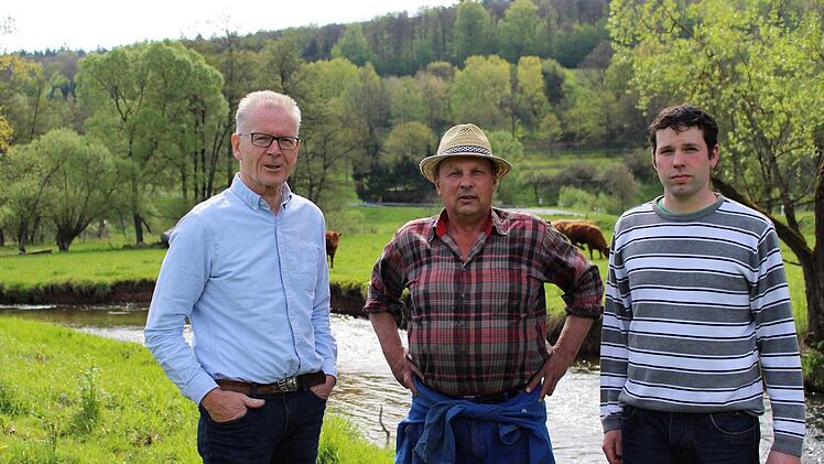 Für Franz Zang (von links), Karlheinz Kress und Christian Ullrich ist das Beweidungsprojekt des Bund Naturschutz ein Erfolg trotz anfänglicher Anpassungsschwierigkeiten. Foto: Julia Raab