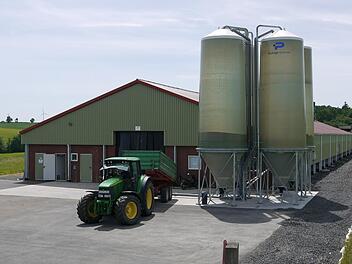 Der Stall der Familie Ritz: Bis zu 39 145 Hühner können dort gemästet werden. Im Normalfall erwartet Thomas Ritz von dort keine nennenswerte Geruchsbelastung für das Umfeld - wobei es bisher auch noch keine Inversionswetterlagen gab. Gefüttert werden die Tiere unter anderem mit selbst angebautem Weizen, den Thomas Ritz hier gerade anliefert. Foto: Berthold Köhler