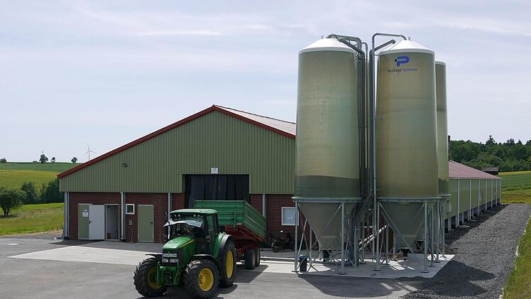 Der Stall der Familie Ritz: Bis zu 39 145 Hühner können dort gemästet werden. Im Normalfall erwartet Thomas Ritz von dort keine nennenswerte Geruchsbelastung für das Umfeld - wobei es bisher auch noch keine Inversionswetterlagen gab. Gefüttert werden die Tiere unter anderem mit selbst angebautem Weizen, den Thomas Ritz hier gerade anliefert. Foto: Berthold Köhler