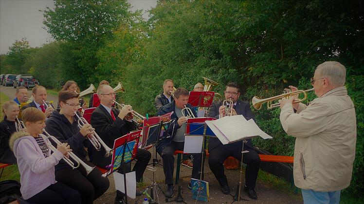 Die Posaunenchöre aus Burggrub, Neuhaus-Schierschnitz sowie Ordenburg umrahmten unter der Leitung von Siegfried Hauck den Gottesdienst an der Grenz- und Friedenskapelle. Foto: Gerd Fleischmann