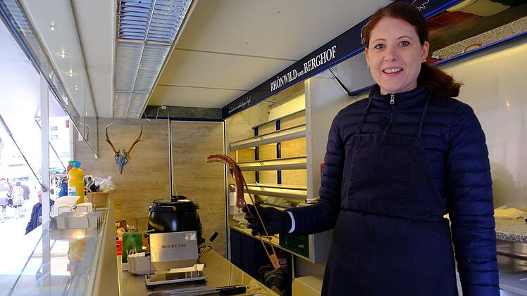 Jasmin Schmidt vom "Rhönwild vom Berghof" aus Wittershausen hatte Würste und Burger aus heimischem Wild auf dem Grill.Gerd Schaar