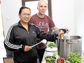 Zum Kochen für das Dorffest braucht es große Töpfe. Im Bild Ladda und Bernhard Haßler  Foto: Evi Seeger