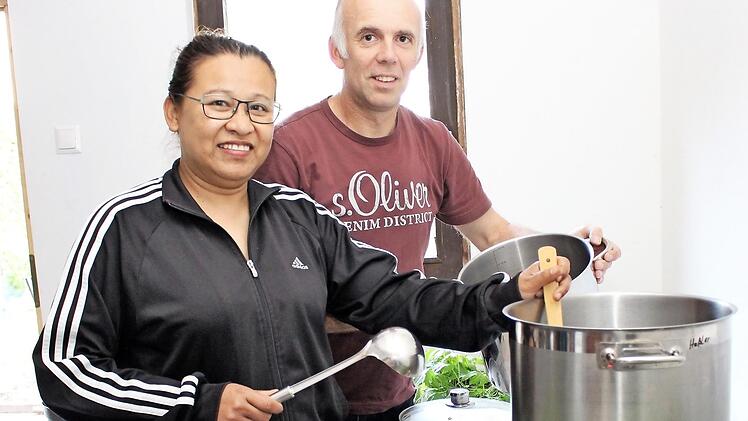 Zum Kochen für das Dorffest braucht es große Töpfe. Im Bild Ladda und Bernhard Haßler  Foto: Evi Seeger