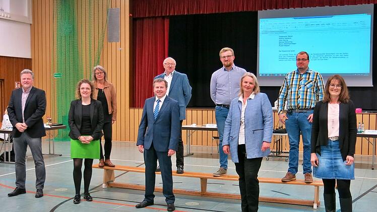 Die neuen Gemeinderatsmitglieder mit dem ebenfalls neuen Bürgermeister (vorne von links): Rudolf Wagner, Stefanie Brechelmacher, Bürgermeister Peter Lepper, Kathrin Heimann, Bettina Brechelmacher, (hinten) Heidemarie Dittrich, Benno Messingschlager, Michael Marsching und Jens Herzog  Foto: Dagmar Niemann