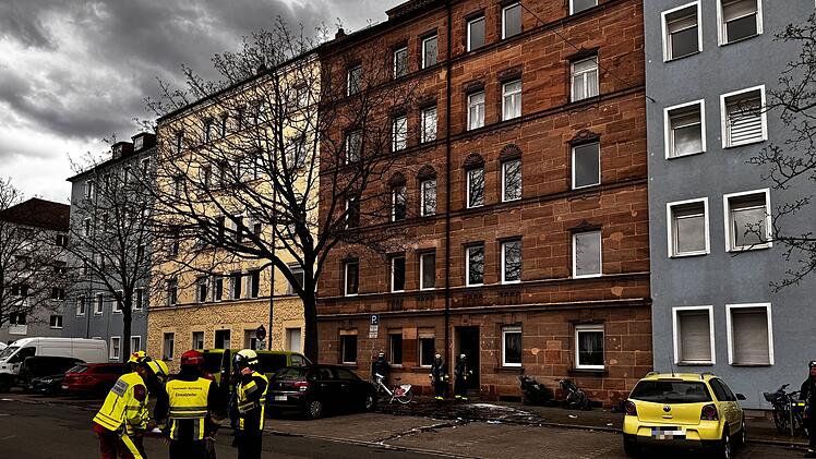 Nürnberg: Verpuffung in Wohnhaus: Zahlreiche Einsatzkräfte vor Ort