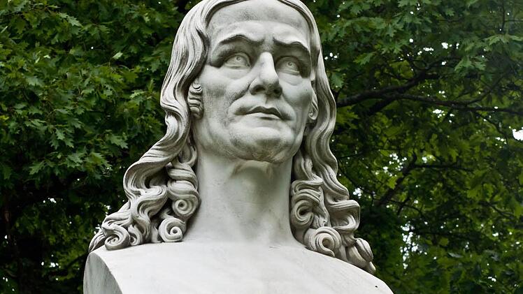 Dieses Denkmal im Coburger Stadtteil Neueses erinnert an den Dichter und Orientalisten Friedrich Rückert. Foto: Jochen Berger