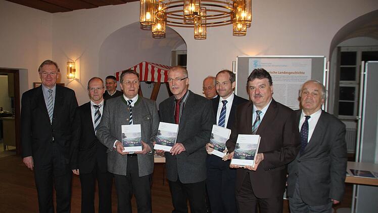 Die Prominenz bei der Buchvorstellung.