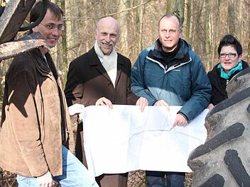 Frank Braun vom Würzburger Ingenieurbüro Planungsschmiede, OB Kay Blankenburg, Matthias Wacker vom Staatlichen Bauamt Schweinfurt und Mandy Reimann vom Tiefbauamt freuen sich, dass die ersten Arbeiten am Gelände starten. Spätestens bis zur nächsten Fahrradsaison im Mai 2015 soll der Radweg zwischen Albertshausen und Garitz fertig sein. Foto: Carmen Schmitt