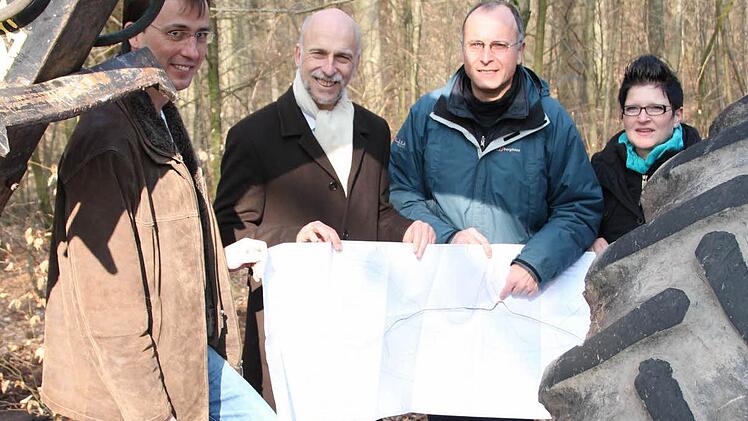 Frank Braun vom Würzburger Ingenieurbüro Planungsschmiede, OB Kay Blankenburg, Matthias Wacker vom Staatlichen Bauamt Schweinfurt und Mandy Reimann vom Tiefbauamt freuen sich, dass die ersten Arbeiten am Gelände starten. Spätestens bis zur nächsten Fahrradsaison im Mai 2015 soll der Radweg zwischen Albertshausen und Garitz fertig sein. Foto: Carmen Schmitt