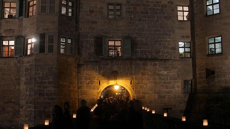 Tausende von Besuchern erlebten am in Mitwitz im Lichterglanz des Wasserschlosses den besonderen Flair des Weihnachtsmarktes.