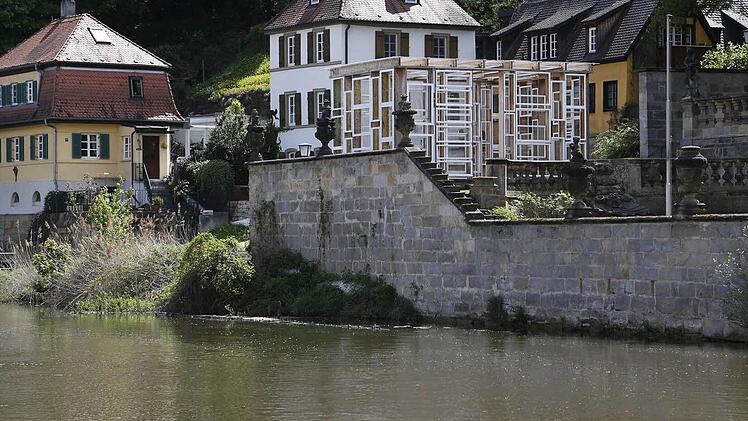 Auch von der anderen Flussseite ist die Orangerie gut zu sehen. Foto: Matthias Hoch