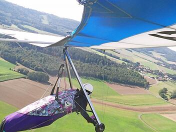 Lothar Lassock beim Flug mit dem Drachen über das Kulmbacher Land. Fotos: privat