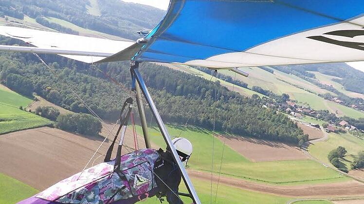 Lothar Lassock beim Flug mit dem Drachen über das Kulmbacher Land. Fotos: privat