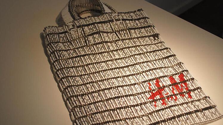 Shige Fujishiro: "H & M". Sicherheitsnadeln, Glasperlen.