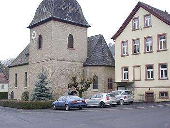Der Platz an der Kirche bekommt Pflaster statt Asphalt.Foto: Archiv/Winfried Ehling