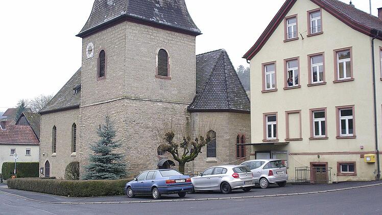 Der Platz an der Kirche bekommt Pflaster statt Asphalt.Foto: Archiv/Winfried Ehling