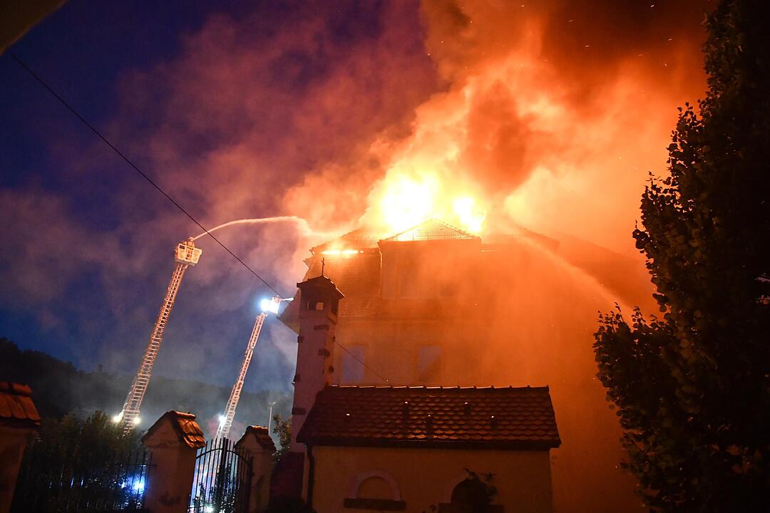 Großeinsatz in der Bamberger Altstadt: Dachstuhl am Jakobsplatz brennt
