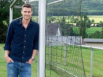Wo alles begann: Sebastian Kehl am Sportplatz des SV Lahrbach in der Rhön. Hier hat er als Knirps mit dem Fußballspielen angefangen.Foto: Anand Anders