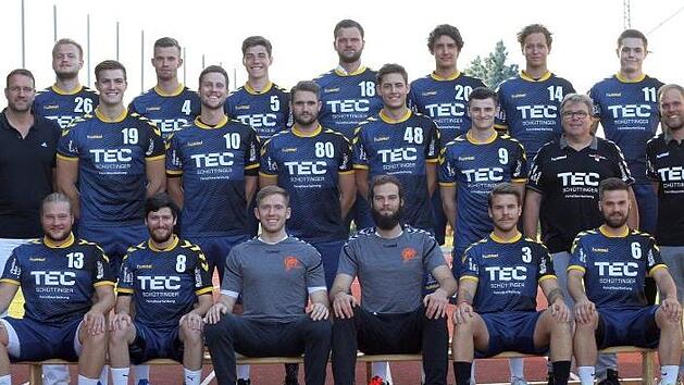 Die Herren-Mannschaft des HC Forchheim, hintere Reihe v.l.: Yannik Schulz, Nicolas Neumann, Jakob Sekolec, Tobias Radina, Michael Klingert, Felix Engel, Hendrik Epp. Mittlere Reihe, v.l.: Mannschaftsarzt Dr. Andreas Wetzler, Stefan Bauer, Kilian Kiesel, Christian F&uuml;rch, Philipp Opitz, Colm Thiel, Trainer Dirk Samel, Trainer Matthias Gieck. Unten, v.l.: Alexander St&ouml;ckl, Christian Regelmann, Matthias M&uuml;ller, Clemens Rein, Julius Sitzmann, Andreas M&uuml;ckusch. Es fehlen: Joachim Kist, Matthias Och...