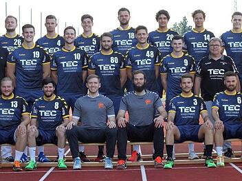 Die Herren-Mannschaft des HC Forchheim, hintere Reihe v.l.: Yannik Schulz, Nicolas Neumann, Jakob Sekolec, Tobias Radina, Michael Klingert, Felix Engel, Hendrik Epp. Mittlere Reihe, v.l.: Mannschaftsarzt Dr. Andreas Wetzler, Stefan Bauer, Kilian Kiesel, Christian F&uuml;rch, Philipp Opitz, Colm Thiel, Trainer Dirk Samel, Trainer Matthias Gieck. Unten, v.l.: Alexander St&ouml;ckl, Christian Regelmann, Matthias M&uuml;ller, Clemens Rein, Julius Sitzmann, Andreas M&uuml;ckusch. Es fehlen: Joachim Kist, Matthias Och...