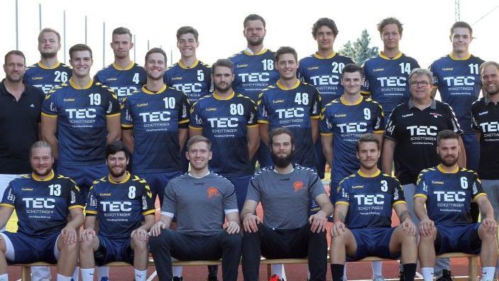 Die Herren-Mannschaft des HC Forchheim, hintere Reihe v.l.: Yannik Schulz, Nicolas Neumann, Jakob Sekolec, Tobias Radina, Michael Klingert, Felix Engel, Hendrik Epp. Mittlere Reihe, v.l.: Mannschaftsarzt Dr. Andreas Wetzler, Stefan Bauer, Kilian Kiesel, Christian F&uuml;rch, Philipp Opitz, Colm Thiel, Trainer Dirk Samel, Trainer Matthias Gieck. Unten, v.l.: Alexander St&ouml;ckl, Christian Regelmann, Matthias M&uuml;ller, Clemens Rein, Julius Sitzmann, Andreas M&uuml;ckusch. Es fehlen: Joachim Kist, Matthias Och...