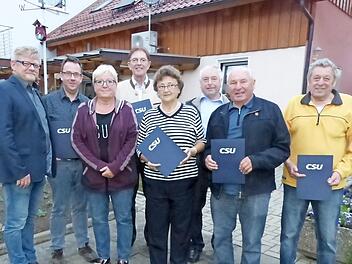 Vier langjährigen Mitgliedern dankte der CSU-Ortsverband Rugendorf für ihre Treue. Unser Bild zeigt (von links) Frank Wilzok, Uwe Hempfling, Elisabeth Schmidt-Hofmann, Martin Weiß, Veronika Hofmann, Fritz Rösch, Karl Hofmann und Franz Lamnek.  Foto: Klaus-Peter Wulf
