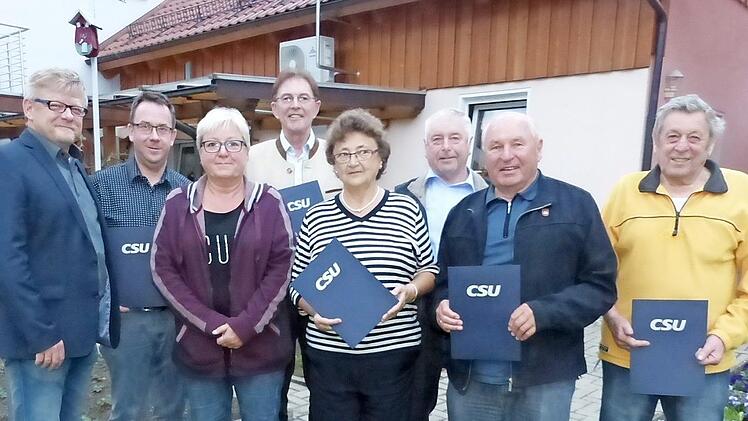Vier langjährigen Mitgliedern dankte der CSU-Ortsverband Rugendorf für ihre Treue. Unser Bild zeigt (von links) Frank Wilzok, Uwe Hempfling, Elisabeth Schmidt-Hofmann, Martin Weiß, Veronika Hofmann, Fritz Rösch, Karl Hofmann und Franz Lamnek.  Foto: Klaus-Peter Wulf
