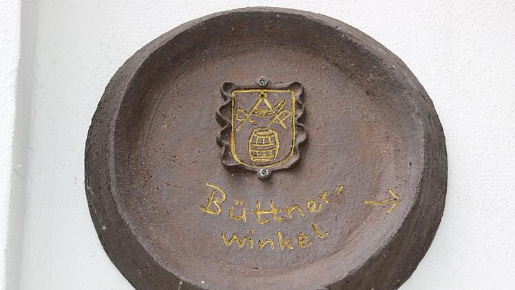 Seit vielen Jahren gestalten die Mitglieder des Kulmbacher Büttnerfachvereins das Altstadtfest-Programm im Bauamtshof - weshalb ein Schild das Gelände auch ganz offiziell als "Büttnerwinkel" ausweist.Foto: Katrin Geyer