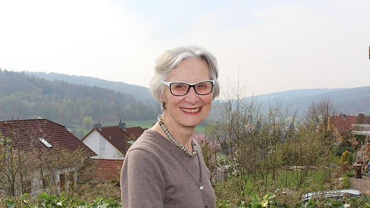 Mit Blick auf Bad Brückenau:  Der regionale Bezug ist Adelheid Zimmernann überaus wichtig. Foto: Julia Raab