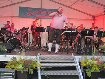 Die Feuerthaler Musikanten mit ihrem Dirigenten und Sänger Christof Reuter sorgten für Stimmung und gute Laune.  Fotos: Winfried Ehling