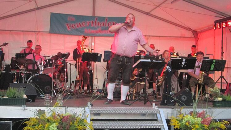 Die Feuerthaler Musikanten mit ihrem Dirigenten und Sänger Christof Reuter sorgten für Stimmung und gute Laune.  Fotos: Winfried Ehling