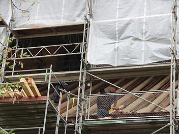 Am Kirchendach gehen die Arbeiten voran. Ein neues Dachgebälk übernimmt die tragende Funktion für die historischen Balken. Diese bleiben aus denkmalpflegerischen Gründen erhalten, auch wenn sie künftig keine Funktion mehr haben.: Heike Beudert