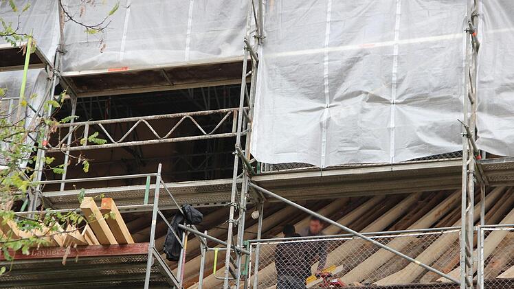 Am Kirchendach gehen die Arbeiten voran. Ein neues Dachgebälk übernimmt die tragende Funktion für die historischen Balken. Diese bleiben aus denkmalpflegerischen Gründen erhalten, auch wenn sie künftig keine Funktion mehr haben.: Heike Beudert