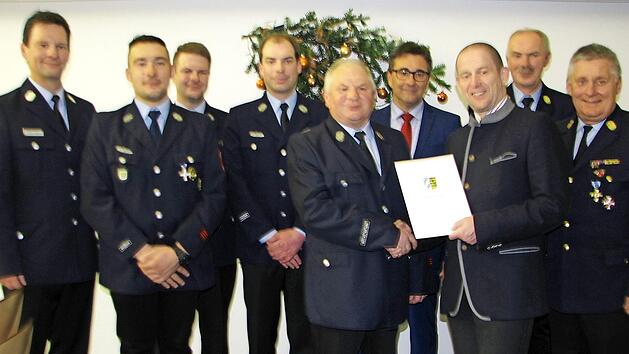 Auszeichnungen f&uuml;r langj&auml;hrige Feuerwehrt&auml;tigkeit (von links): Krischa Heim, Wanja Drysch, Andr&eacute; Martin, Frederic Wittmann, Klaus M&uuml;ller, B&uuml;rgermeister Rolf Rosenbauer, Rainer Mattern, Reinhard Hartung und Manfred Lorenz