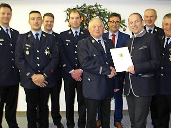 Auszeichnungen f&uuml;r langj&auml;hrige Feuerwehrt&auml;tigkeit (von links): Krischa Heim, Wanja Drysch, Andr&eacute; Martin, Frederic Wittmann, Klaus M&uuml;ller, B&uuml;rgermeister Rolf Rosenbauer, Rainer Mattern, Reinhard Hartung und Manfred Lorenz