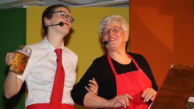 Die Kellnerinnen Caroline Schwarz (links) und Rosina Eckert (rechts)  servierten Deftiges. Foto: Dieter Britz