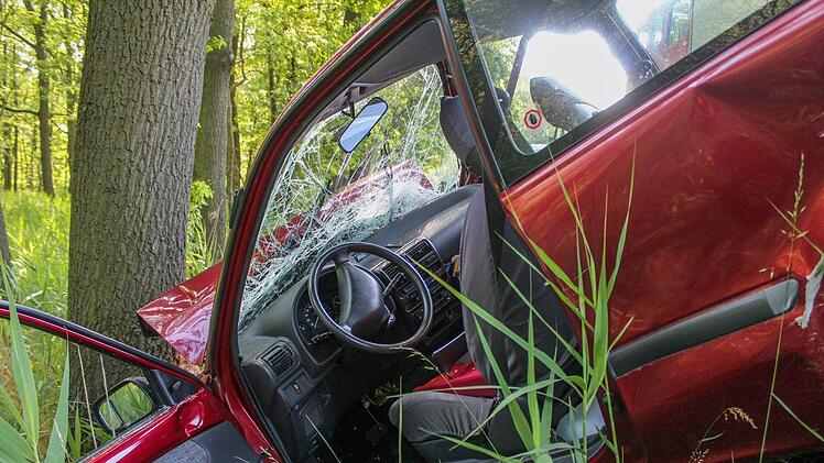 W&auml;hrend eines spektakul&auml;ren Verkehrsunfalls flog ein 55-J&auml;hriger Autofahrer mit seinem Fahrzeug mehrere Meter durch die Luft. Symbolfoto: pixabay.com/Rico_Loeb