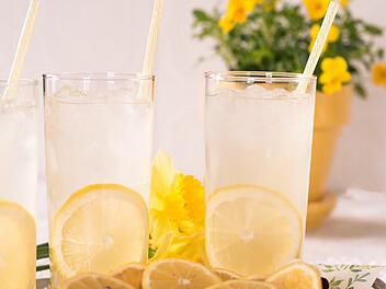 Ingwer-Zitronen-Eistee mit Honig und Holunderbl&uuml;tensirup