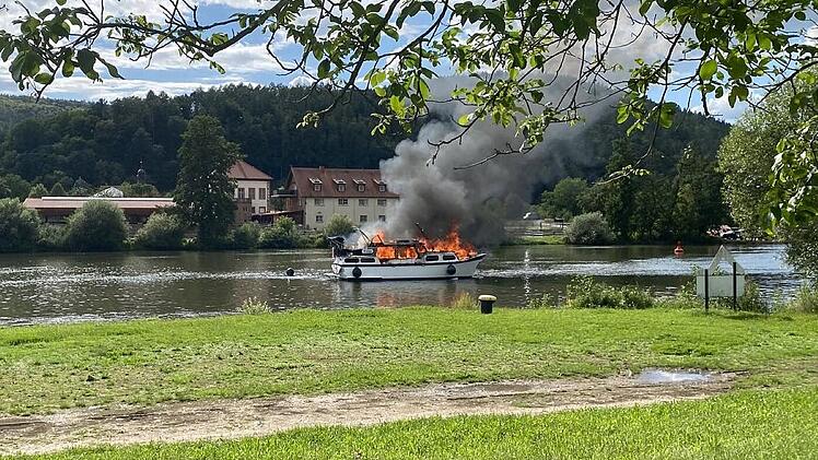 Lohr am Main: Motoryacht geht in Flammen auf - Besatzung muss evakuiert werden