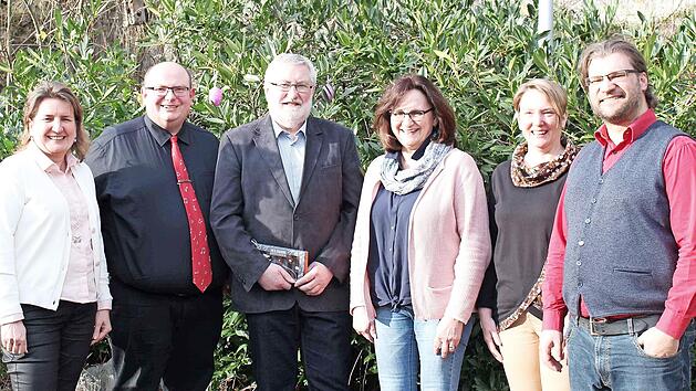 Der Vorstand des Gesangvereins würdigte das langjährige Engagement von Edmund Hohner (Dritter von links). Weiter im Bild (von links) Bürgermeisterin Doris Leithner-Bisani, Vorsitzender Michael Rief, Schriftführerin Birgitt Schwieder, Kassiererin M...
