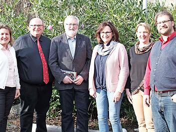 Der Vorstand des Gesangvereins würdigte das langjährige Engagement von Edmund Hohner (Dritter von links). Weiter im Bild (von links) Bürgermeisterin Doris Leithner-Bisani, Vorsitzender Michael Rief, Schriftführerin Birgitt Schwieder, Kassiererin M...