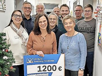 Ein Teil der freiwilligen Helfer mit B&uuml;rgermeister Gerhard Bauer und der Hospizleitung bei der Spenden&uuml;bergabe.