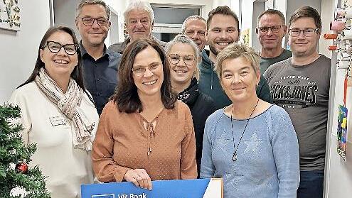 Ein Teil der freiwilligen Helfer mit B&uuml;rgermeister Gerhard Bauer und der Hospizleitung bei der Spenden&uuml;bergabe.