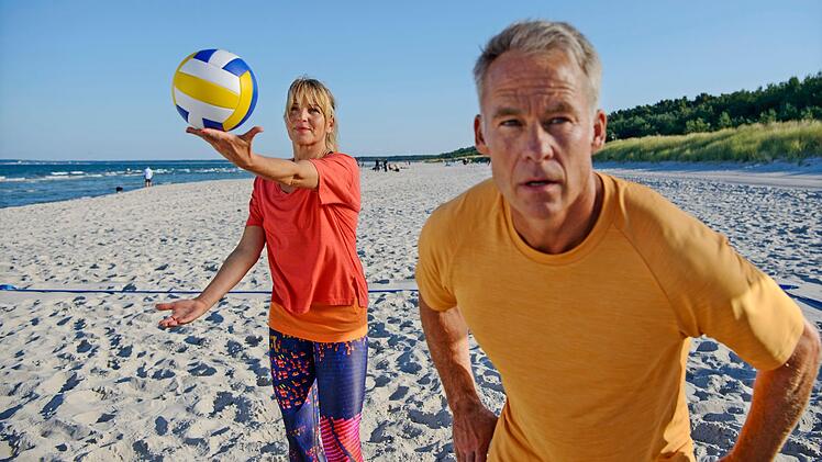 Die R&uuml;gen&auml;rztin Nora Kaminski (Tanja Wedhorn) und der Tierarzt Dr. David Mandel (Marco Girnth) trainieren f&uuml;r das Finale des Charity-Beachvolleyball-Turniers.