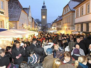 Solche Menschenmassen sind beim Eberner Weihnachtsmarkt die Regel. Natürlich möchte davon die Geschäftswelt profitieren.  Archivfoto: Ronald Rinklef