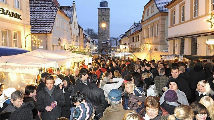 Solche Menschenmassen sind beim Eberner Weihnachtsmarkt die Regel. Natürlich möchte davon die Geschäftswelt profitieren.  Archivfoto: Ronald Rinklef